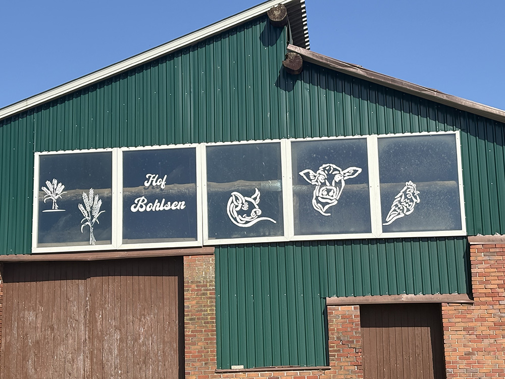 Stall von Hinten mit beschrifteten Fenstern
